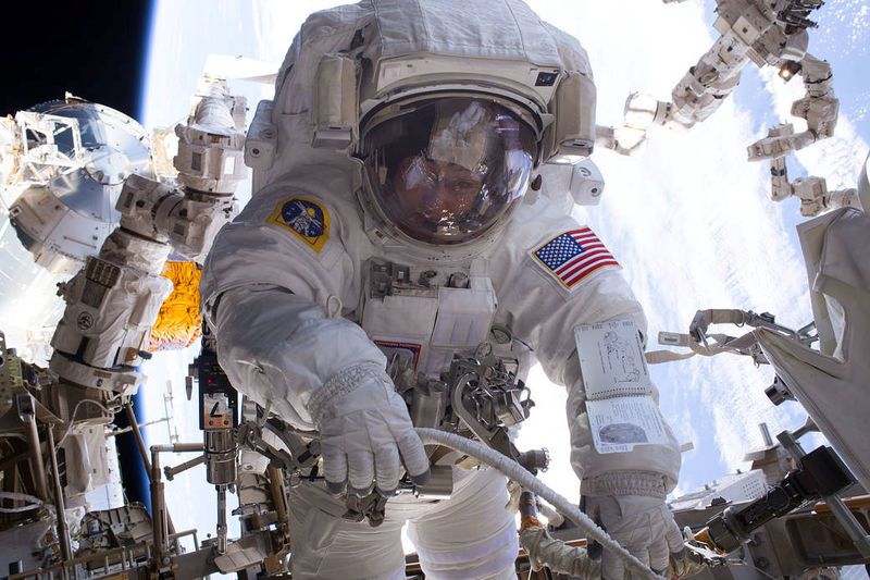 © Reuters. Astronauta da Nasa Peggy Whitson durante caminha espacial a bordo da Estação Espacial Internacional