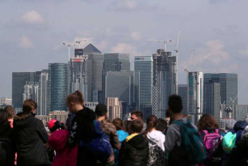 © Reuters. The Canary Wharf financial district is seen from Greenwich Park in London