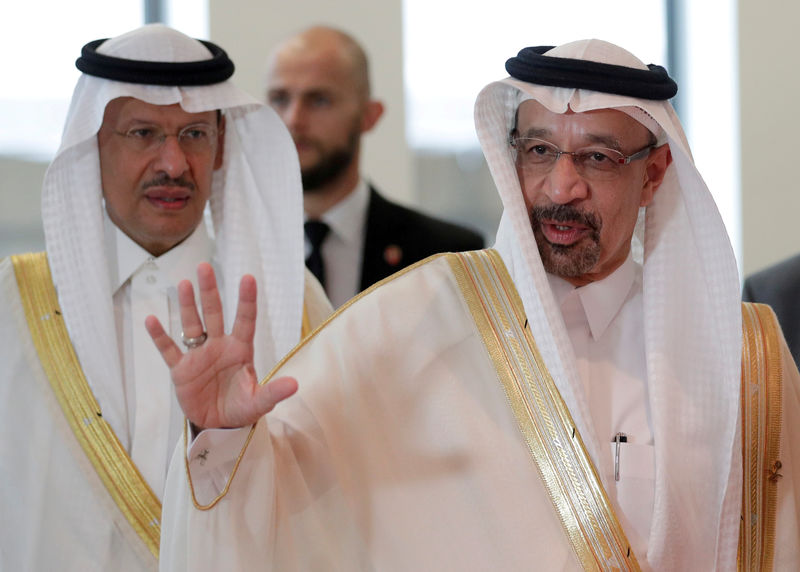 © Reuters. FOTO DE ARCHIVO. El ministro del Petróleo de Arabia Saudita, Khalid al-Falih, llega  a una reunión de la OPEP en Viena. Junio 2018. REUTERS/Heinz-Peter Bader.