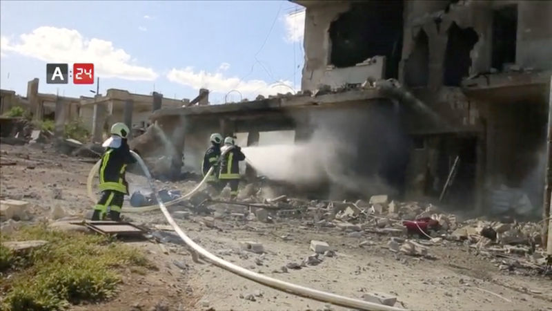 © Reuters. Bombeiros combatem chamas em prédio destruído do hospital Nabd Al-Hayat em Hass, na província síria de Idlib