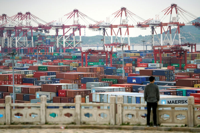 © Reuters. Foto de archivo. Contenedores en el puerto de Yangshan Deep Water en Shanghái, China.