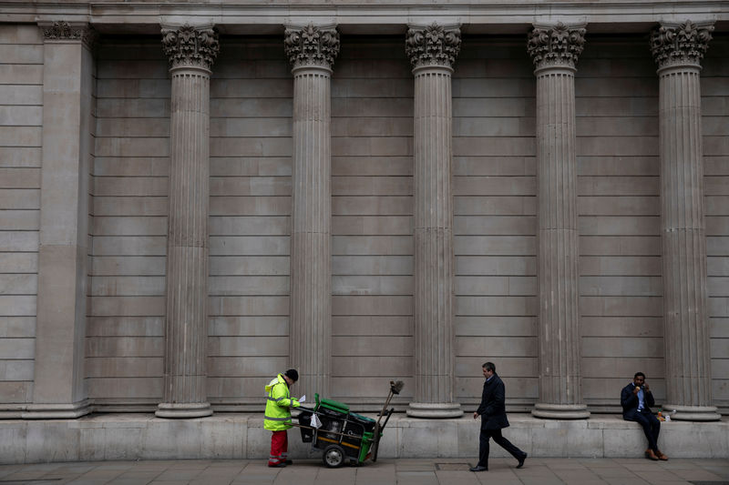 © Reuters. FILE PHOTO: People are seen outside the Bank of England in London