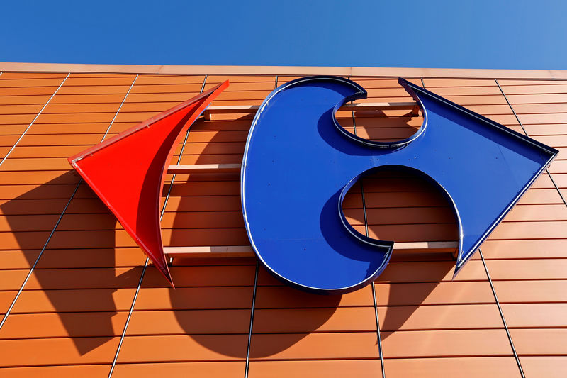 © Reuters. FILE PHOTO: A Carrefour logo is seen on a Carrefour Hypermarket store in Toulouse