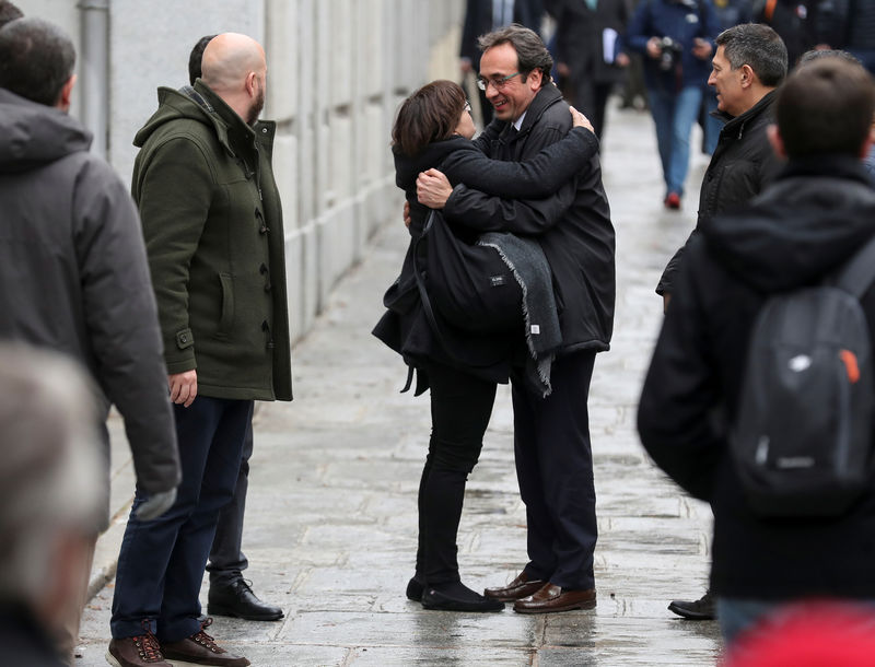 © Reuters. El político catalán Josep Rull se despide de su esposa Meritxell Lluis al regresar al Tribunal Supremo durante una pausa en el proceso de investigación del proceso independentista en Cataluña, Madrid