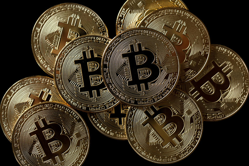 © Reuters. FILE PHOTO: A collection of Bitcoin (virtual currency) tokens are displayed in this picture illustration