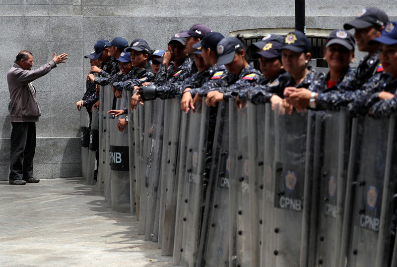 © Reuters. Policiais venezuelanos fazem cerco ao prédio da Assembleia Nacional, em Caracas