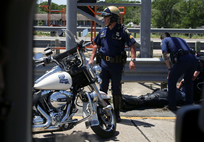 © Reuters. أفراد الشرطة المرافقون لركب سيارات ترامب يتعرضون لحادث