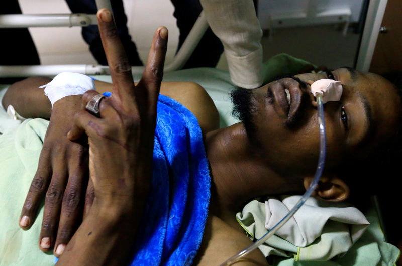 © Reuters. العنف يخيم على مساعي الانتقال في السودان