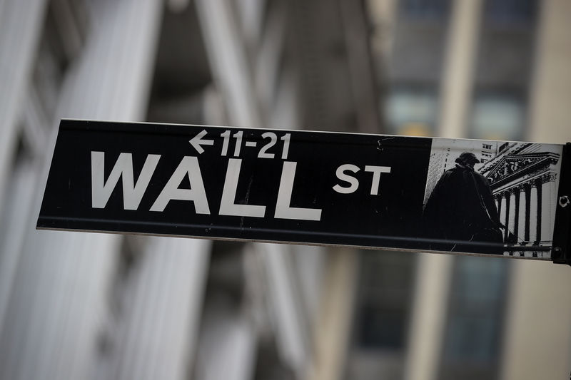 © Reuters. Placa indicando a Wall St. em frente ao prédio da bolsa de valores de Nova York