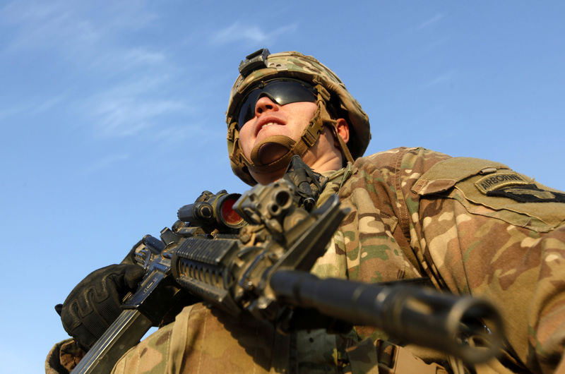 © Reuters. أمريكا تحذر من "تهديدات وشيكة" للقوات الأمريكية في العراق