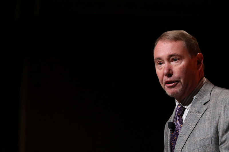 © Reuters. FILE PHOTO: Jeffrey Gundlach, CEO of DoubleLine Capital LP, presents during the 2019 Sohn Investment Conference in New York