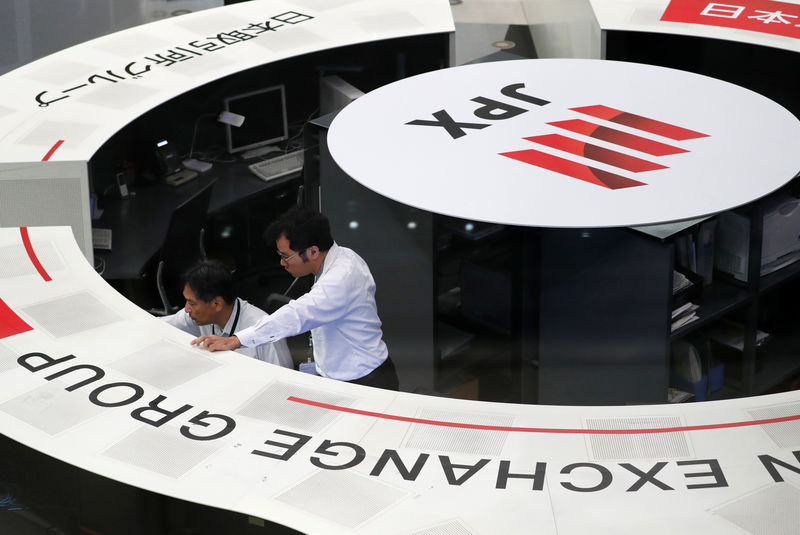 © Reuters. FILE PHOTO: Employees of the Tokyo Stock Exchange work at the bourse in Tokyo