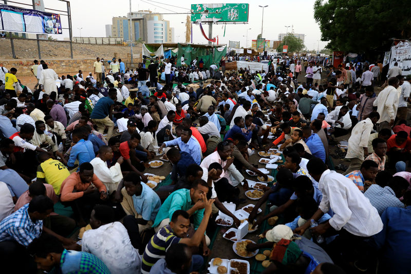 © Reuters. المجلس العسكري والمعارضة في السودان يقتربان من التوصل إلى اتفاق نهائي