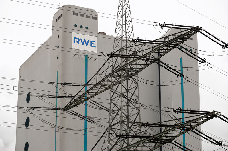 © Reuters. Lignite-fired Niederaussem power plant of RWE, one of Europe's biggest utilities in Niederaussem near Cologne