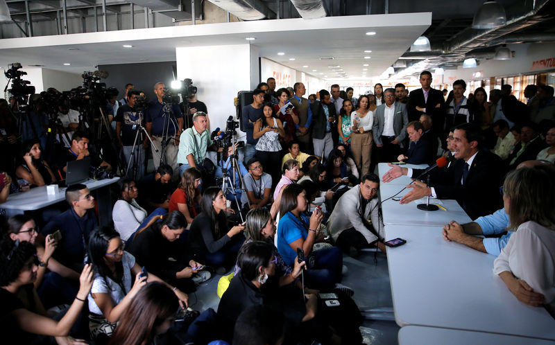 © Reuters. El líder opositor venezolano Juan Guaidó habla durante una rueda de prensa en Caracas.