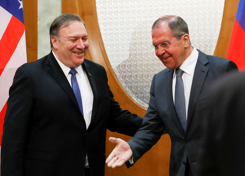 © Reuters. El ministro de Relaciones Exteriores de Rusia, Sergey Lavrov, saluda al secretario de Estado de EEUU, Mike Pompeo, al inicio de unas conversaciones bilaterales en la ciudad turística del mar Negro de Sochi, en Rusia.