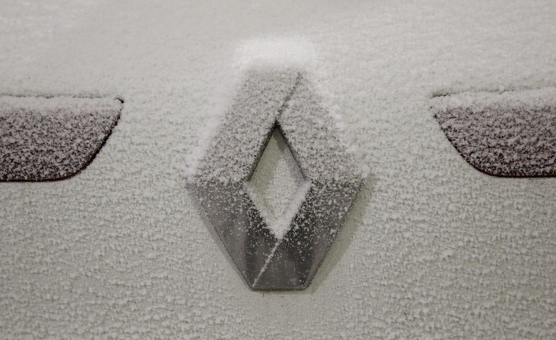 © Reuters. FILE PHOTO: The logo of French car manufacturer Renault is seen during a snow test at the Jules Verne climatic wind tunnel at the Scientific and Technical Center for Building (CSTB) research laboratory in Nantes