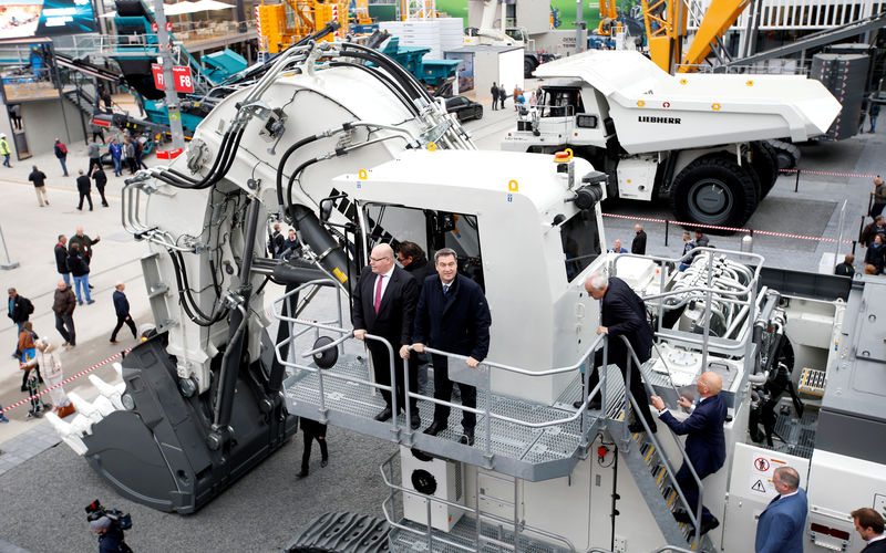 © Reuters. FILE PHOTO: German Economy Minister Altmaier and Soeder, Prime Minister of Bavaria, pose at R9200 mining excavator of 'Liebherr' during the official opening tour of 'Bauma' Trade Fair in Munich