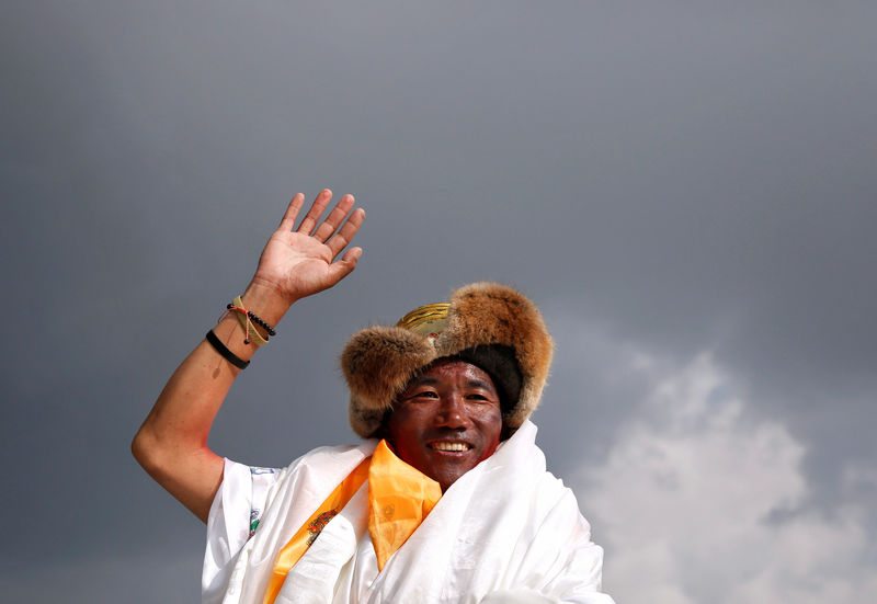 © Reuters. نيبالي من الشيربا يتسلق جبل إيفرست للمرة 23 محققا رقما قياسيا