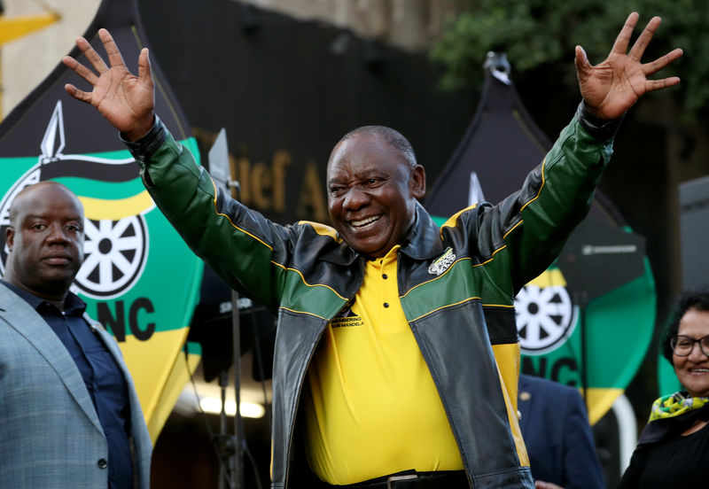 © Reuters. FILE PHOTO: President Cyril Ramaphosa waves to supporters of his ruling African National Congress (ANC) at an election victory rally in Johannesburg