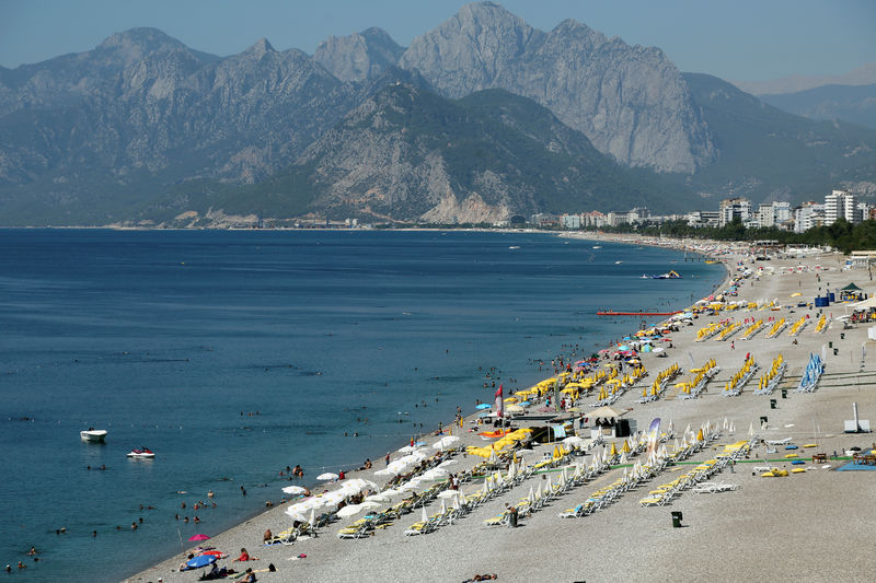 © Reuters. وزير: ارتفاع عدد السياح الأجانب لتركيا 24% في يناير-أبريل