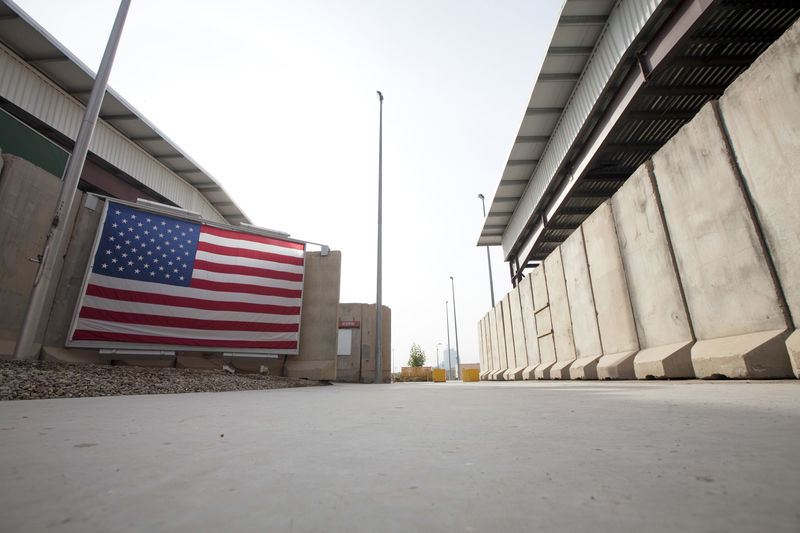 © Reuters. أمريكا تسحب بعض موظفي الحكومة غير الأساسيين من العراق