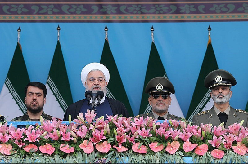 © Reuters. Iranian President Hassan Rouhani delivers a speech during the ceremony of the National Army Day parade in Tehran