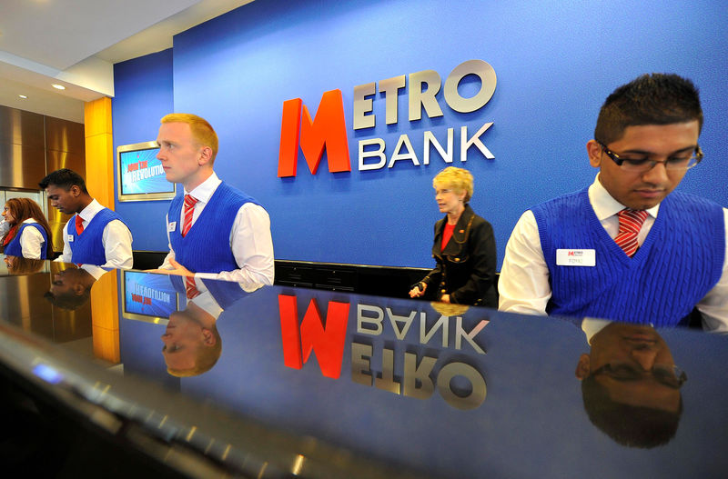 © Reuters. FILE PHOTO: Staff serve customers at the first branch of  Metro Bank in Holborn in central London