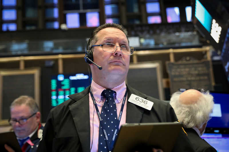 © Reuters. Traders work on the floor at the NYSE in New York