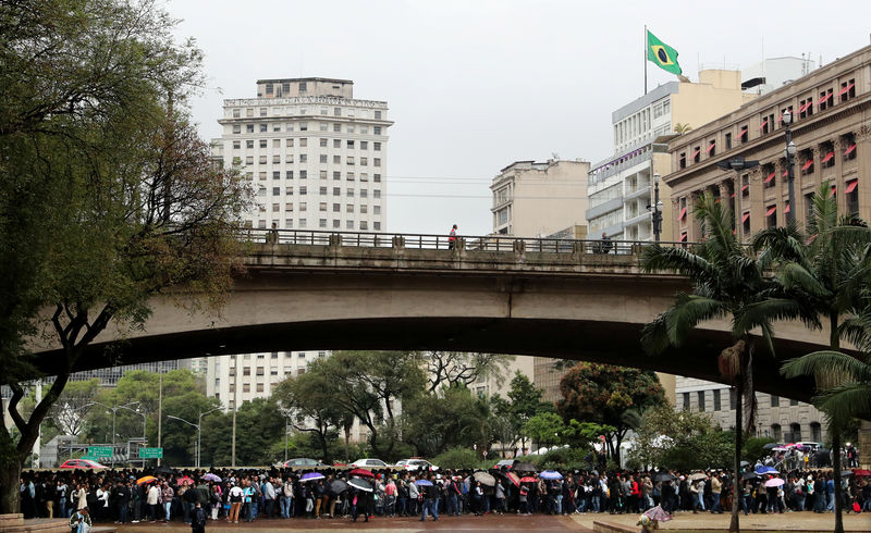 © Reuters. Fila de emprego lotada de pessoas no centro de São Paulo