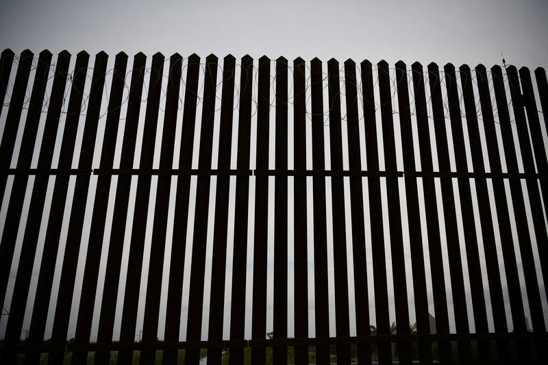 © Reuters. Concertina wire is seen atop a section of border fence near the U.S.-Mexico border in Donna