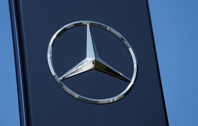 © Reuters. A Mercedes Benz logo is pictured at a Mercedes Benz branch in Stuttgart