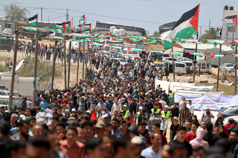 © Reuters. UNE CINQUANTAINE DE PALESTINIENS BLESSÉS LORS DE L'ANNIVERSAIRE DE LA NAKBA