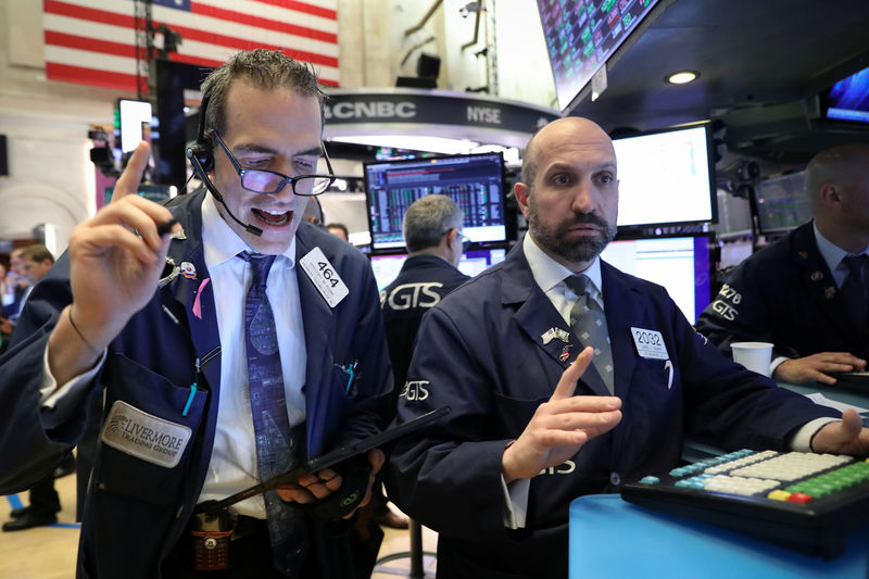 © Reuters. Трейдеры на фондовой бирже NYSE в Нью-Йорке