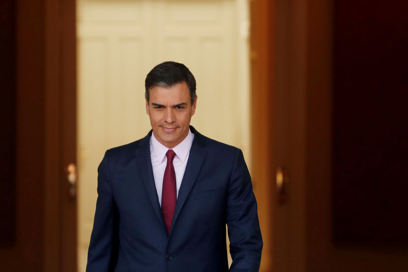 © Reuters. FILE PHOTO: Spain's acting Prime Minister Pedro Sanchez heads to a meeting at the Moncloa Palace in Madrid