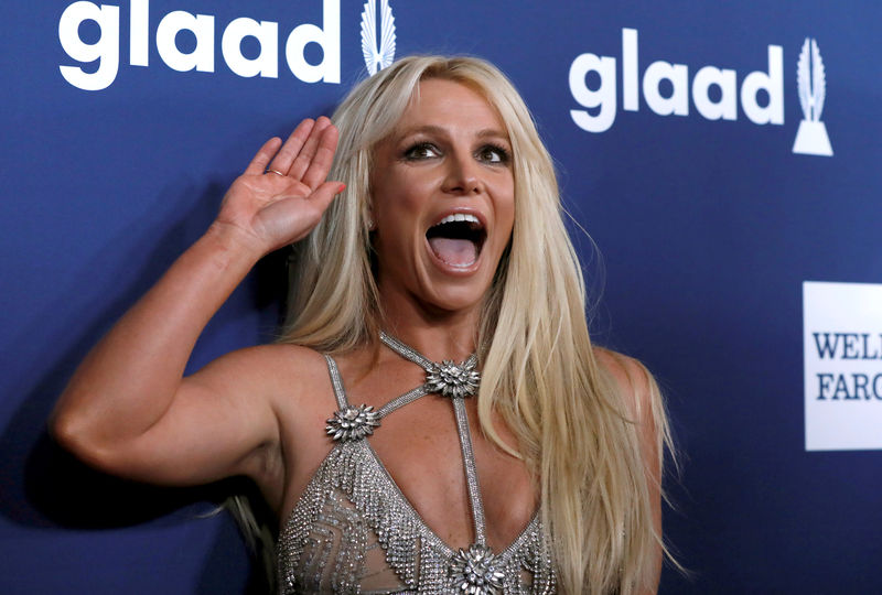 © Reuters. FILE PHOTO: Singer Spears poses at the 29th Annual GLAAD Media Awards in Beverly Hills