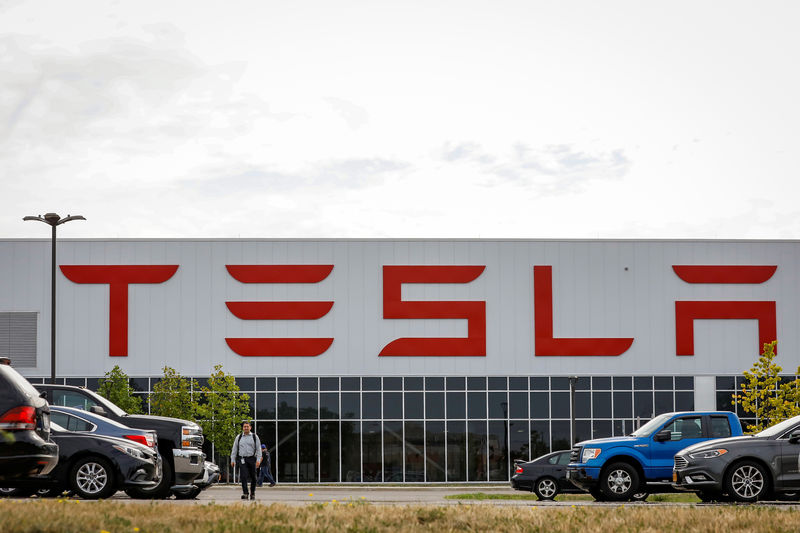 © Reuters. FILE PHOTO: A worker is seen outside the Tesla Inc. Gigafactory 2, which is also known as RiverBend, a joint venture with Panasonic to produce solar panels and roof tiles in Buffalo, New York