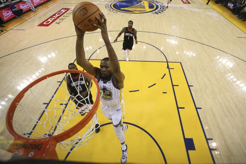 © Reuters. FILE PHOTO: NBA: Playoffs-Houston Rockets at Golden State Warriors