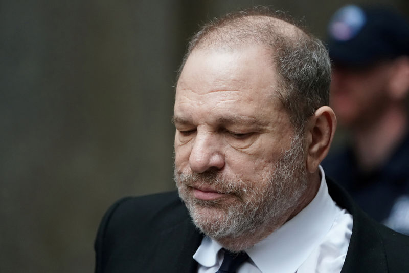 © Reuters. FILE PHOTO: Film producer Harvey Weinstein departs from a court hearing in New York