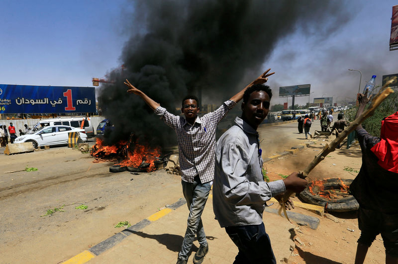 © Reuters. رئيس المجلس العسكري الحاكم في السودان يعلن وقف التفاوض مع المحتجين 72 ساعة
