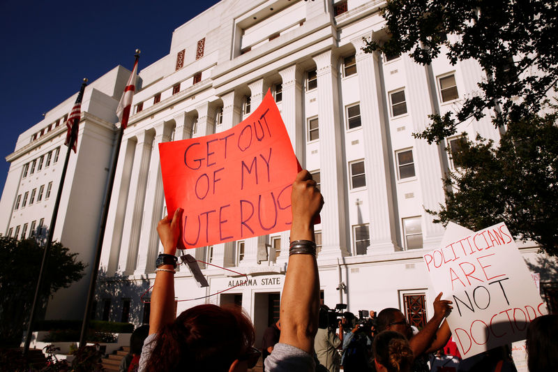 © Reuters. Pro-choice supporters protest in front of the Alabama State House as Alabama state Senate votes on the strictest anti-abortion bill in the United States at the Alabama Legislature in Montgomery