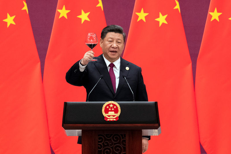 © Reuters. Chinese President Xi Jinping raises his glass and proposes a toast at the end of his speech during the welcome banquet, after the welcome ceremony of leaders attending the Belt and Road Forum at the Great Hall of the People in Beijing