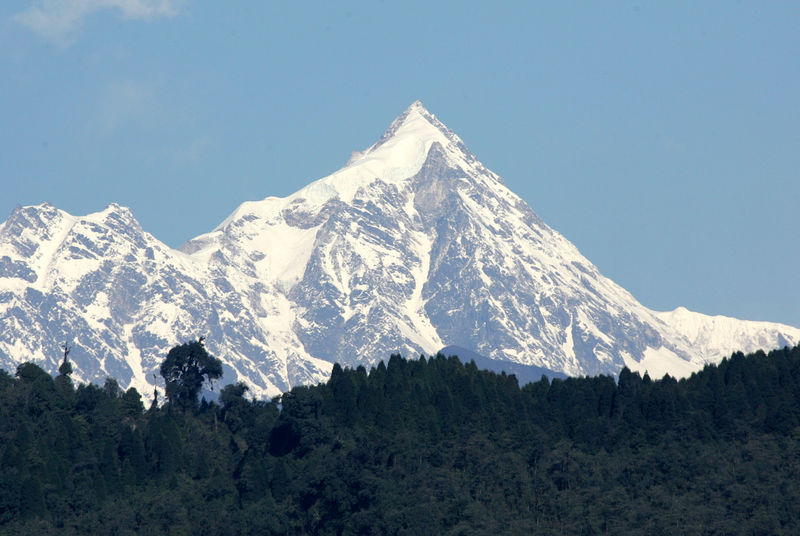 © Reuters. FILE PHOTO: -PHOTO TAKEN 14MAR05- A view of the Kanchenjunga mountain along the Himalayan mountain range on the ..