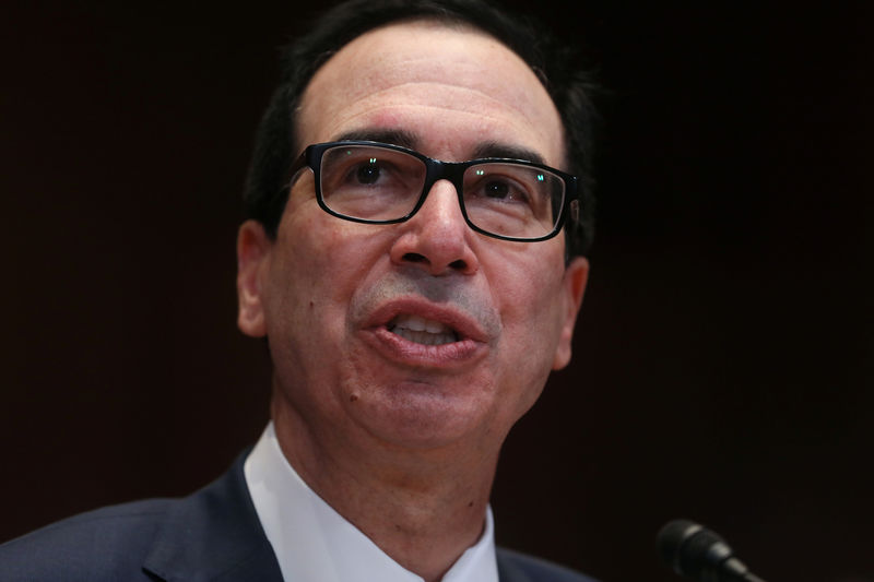 © Reuters. El secretario del Tesoro de Estados Unidos, Steven Mnuchin, testifica ante la Comisión de Apropiaciones del Senado en el Capitolio en Washington