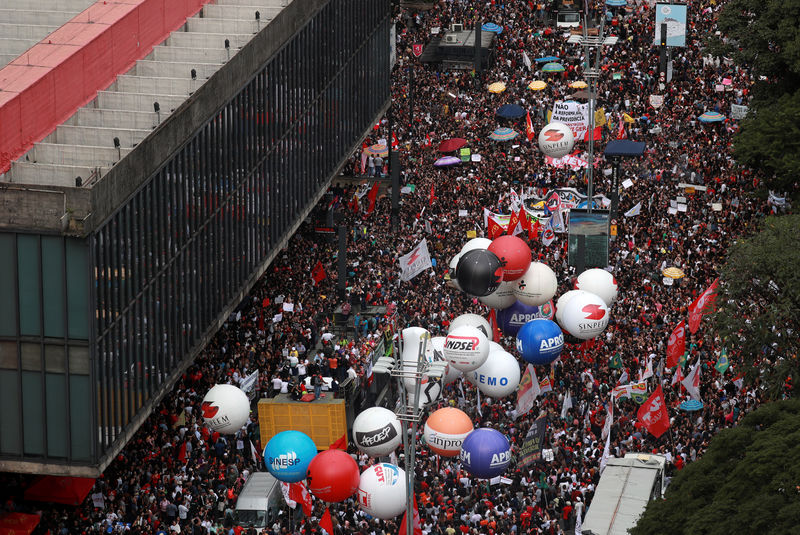 © Reuters. Profesores y estudiantes universitarios protestan contra recortes al gasto federal en educación superior en Sao Paulo