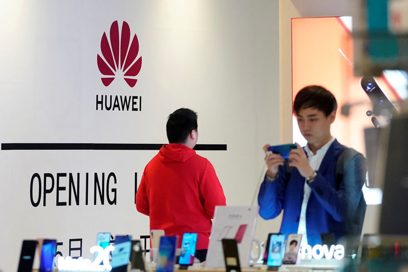 © Reuters. Huawei smartphones are seen displayed inside a shopping mall in Shanghai