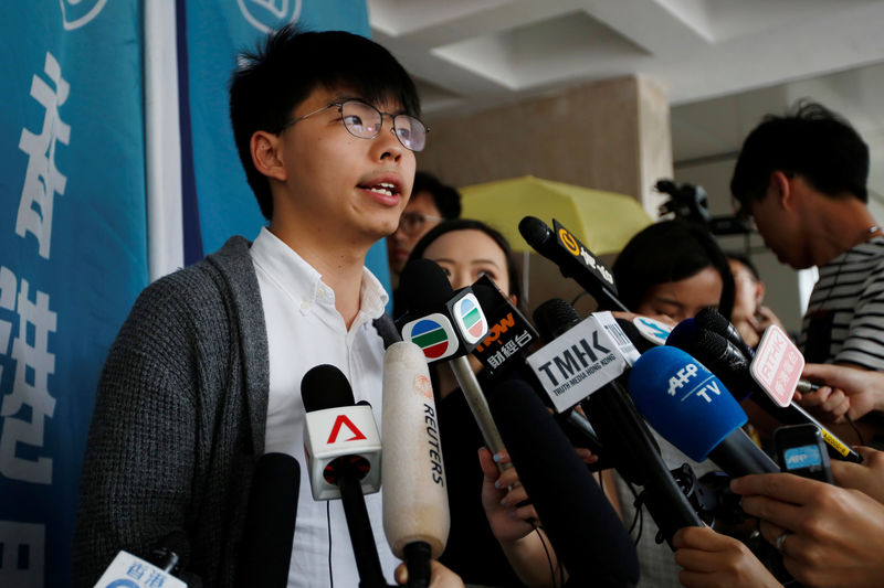 © Reuters. Hong Kong's pro-democracy activist Joshua Wong speaks to members of the media at the High Court in Hong Kong