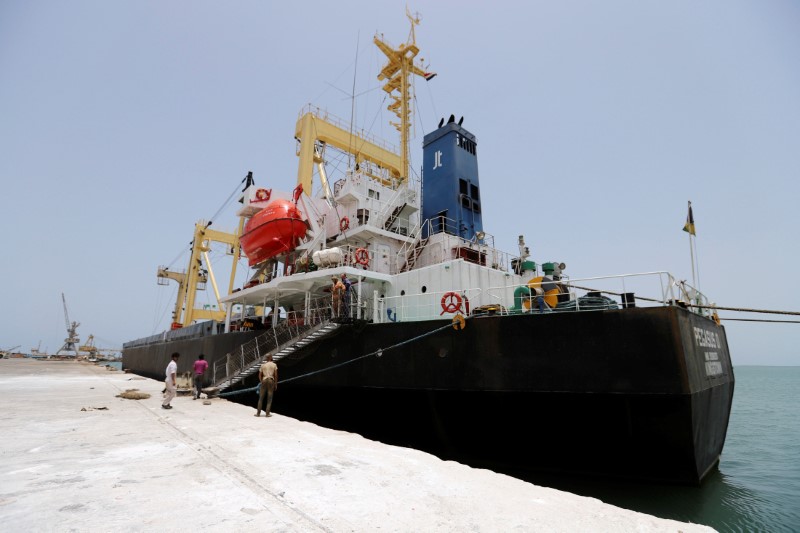 © Reuters. Un barco es visto en el puerto de Al Hudayda
