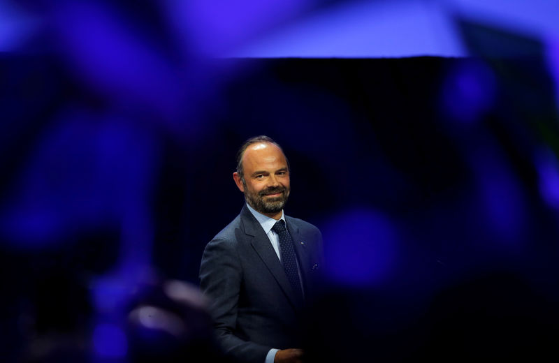 © Reuters. PHILIPPE LAISSE PLANER LE DOUTE SUR SA CANDIDATURE À PARIS