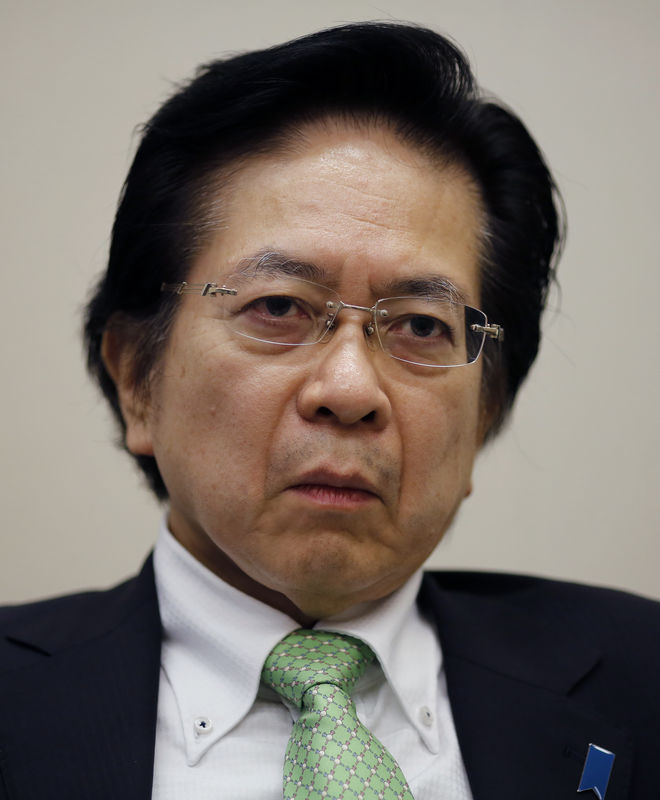 © Reuters. FILE PHOTO:  Honda, special adviser to the Cabinet and a leading architect of Prime Minister Shinzo Abe's reflationary economic policy, speaks during an interview with Reuters in Tokyo